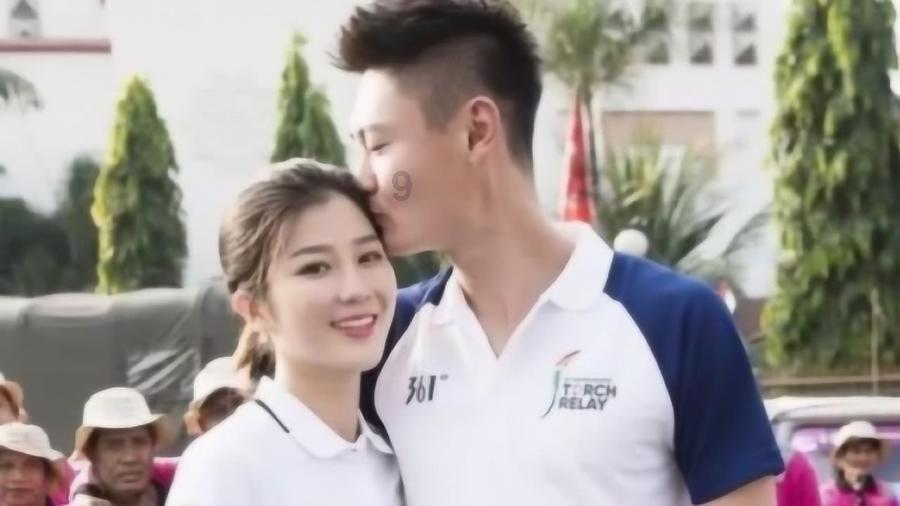 年轻女总监“衣不蔽体”被破门带走，欲提起行政诉讼，律师：警方应考虑人性化办案